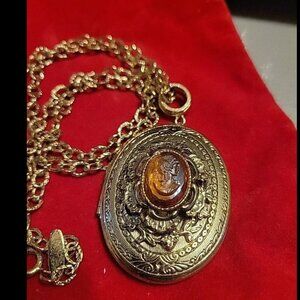 Vintage WHITING And DAVIS Gold Tone Cameo Necklace